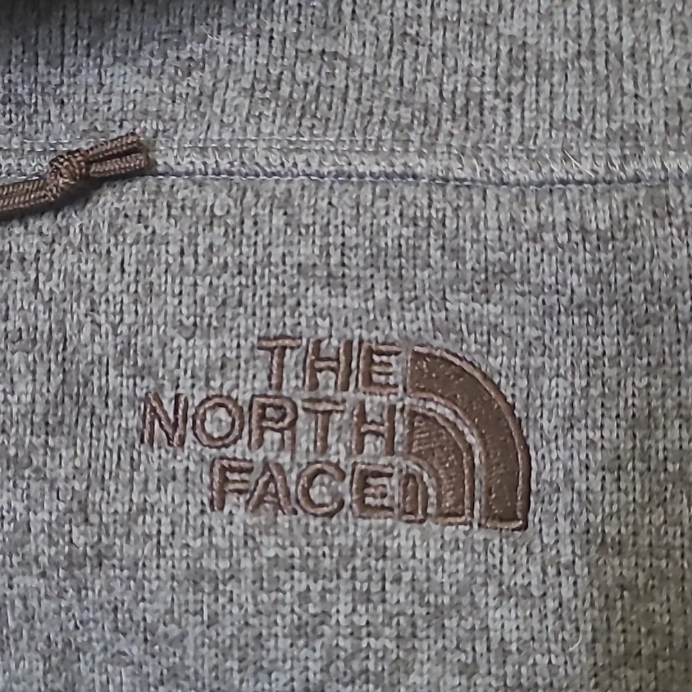 The North Face Gray Fleece Jacket for men colo blue zise m used good condition.